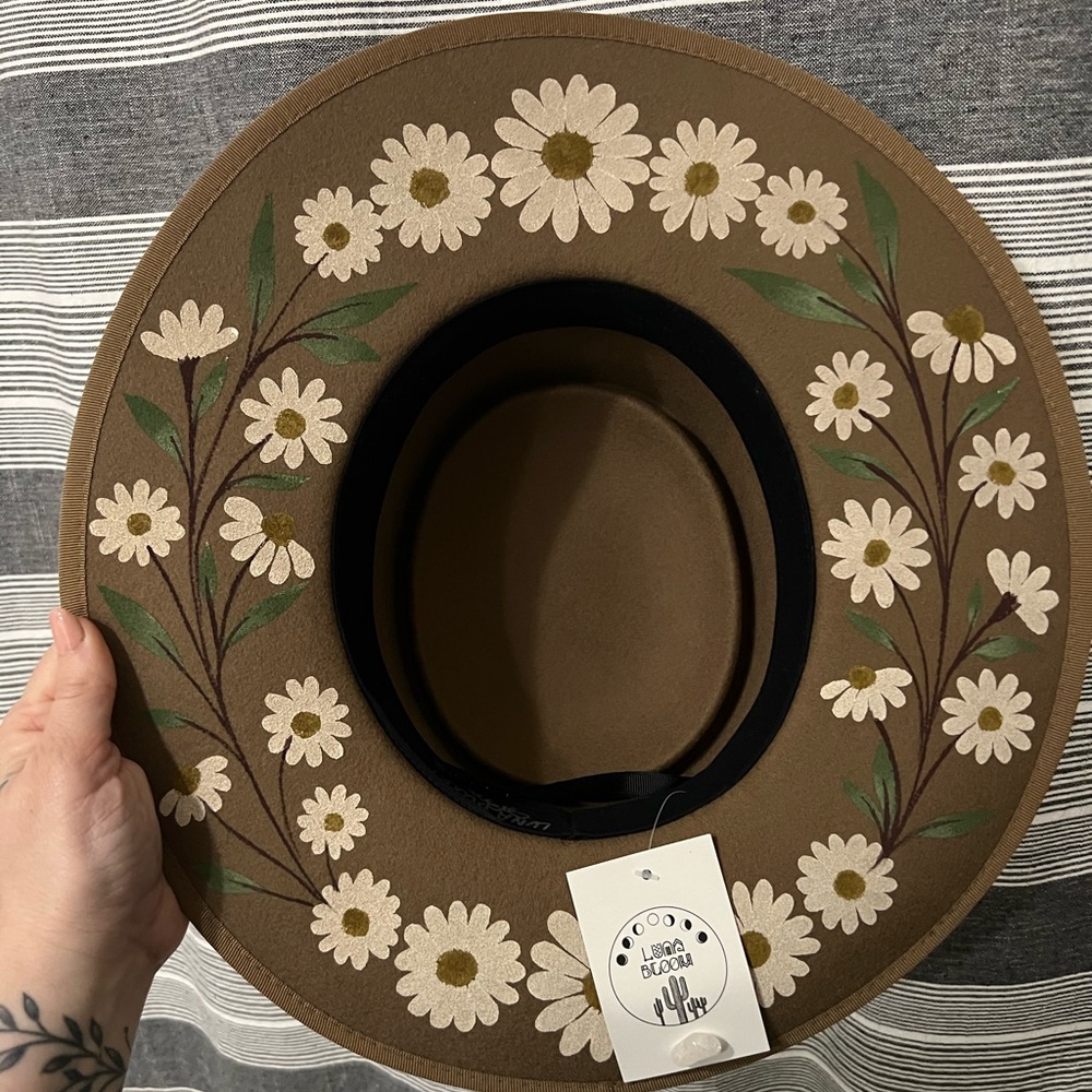 Luna bloom hat NWT